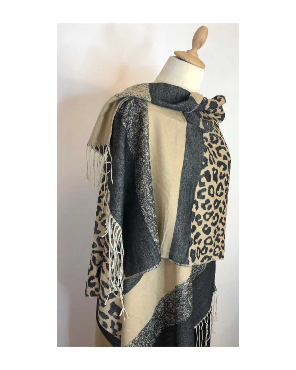 Mantella con frange 70% viscosa 30% lana!