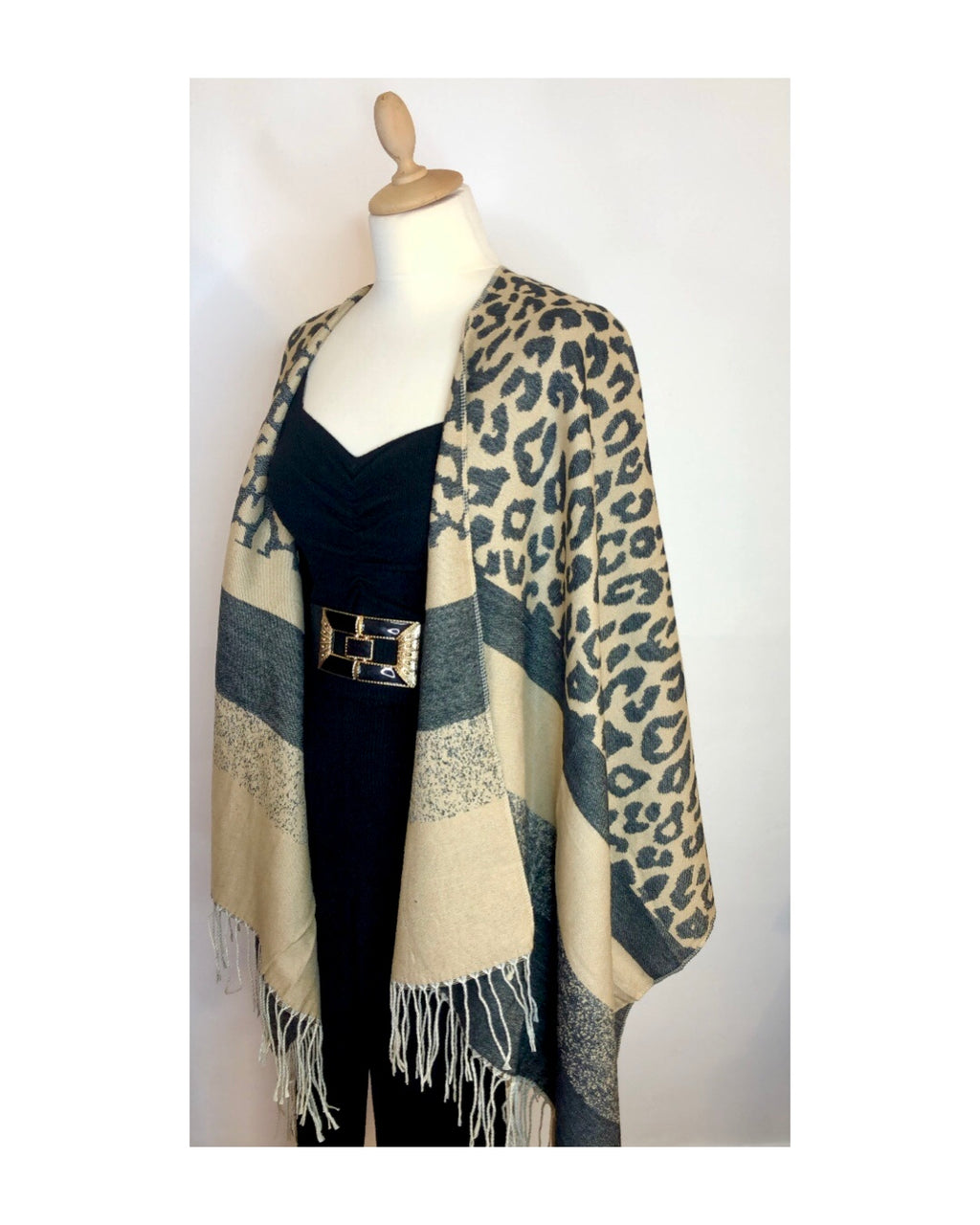 Mantella con frange 70% viscosa 30% lana!