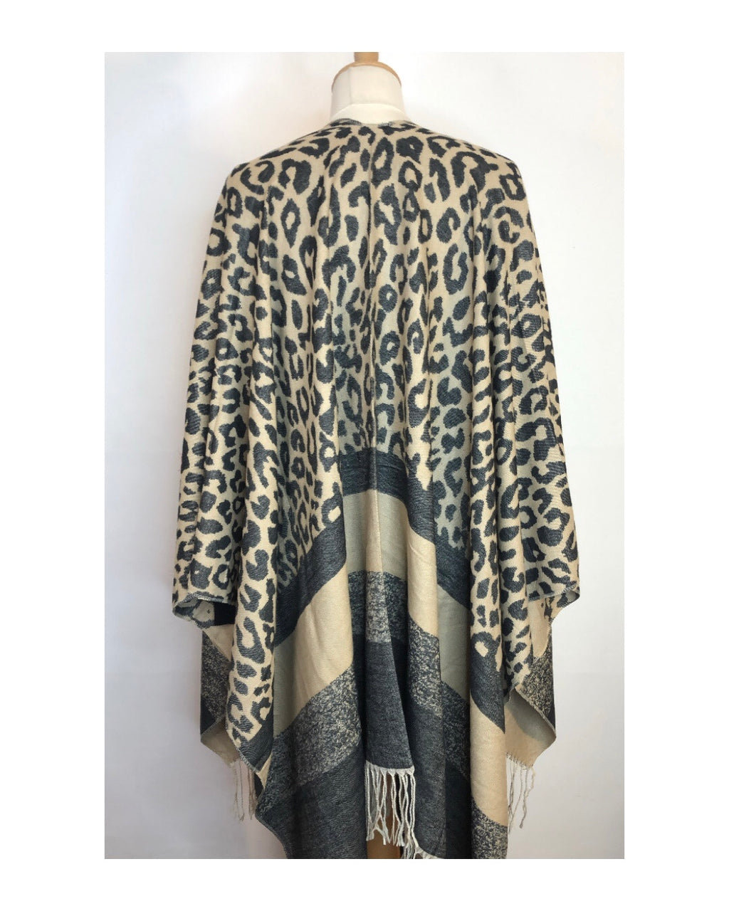 Mantella con frange 70% viscosa 30% lana!