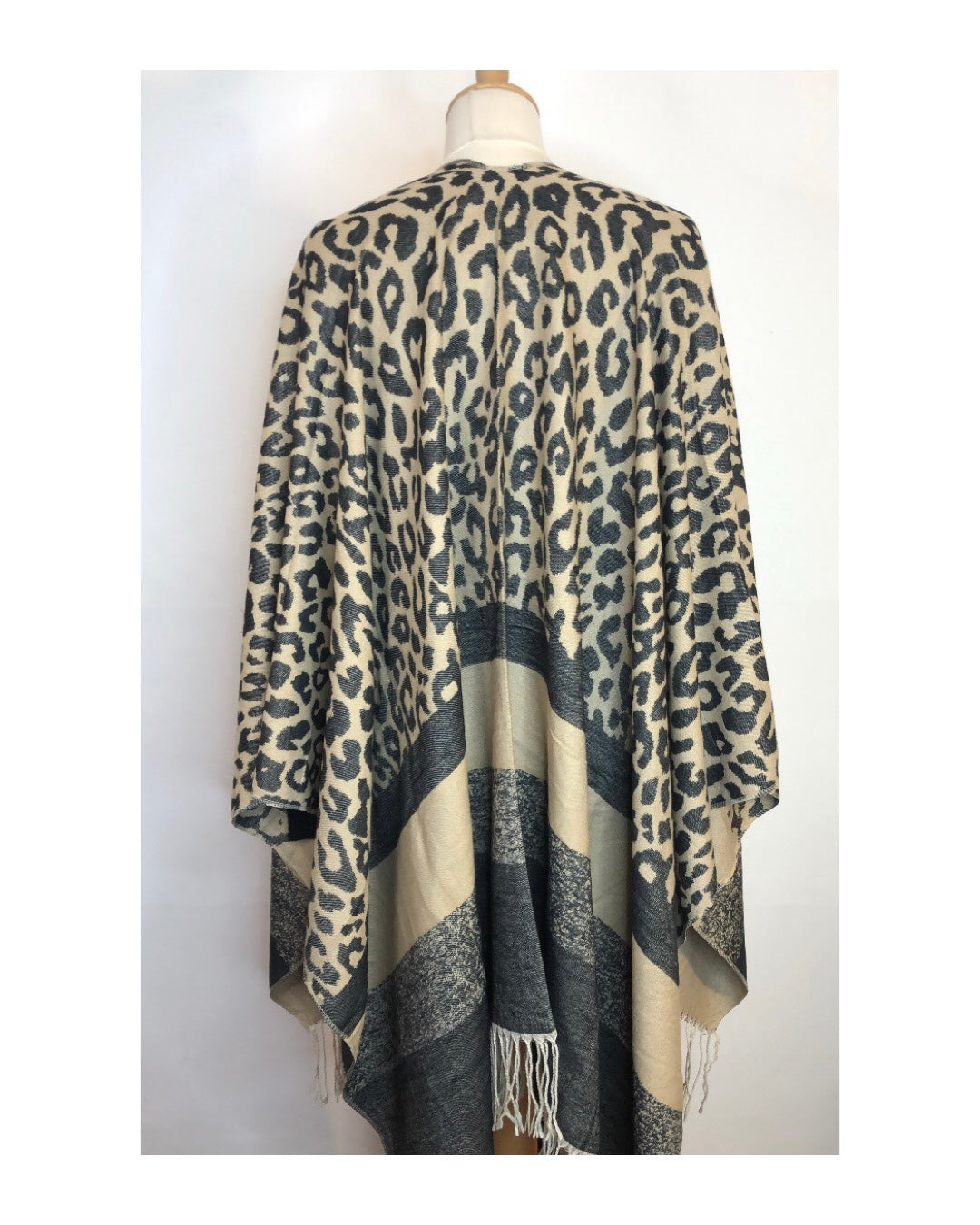 Mantella con frange 70% viscosa 30% lana!