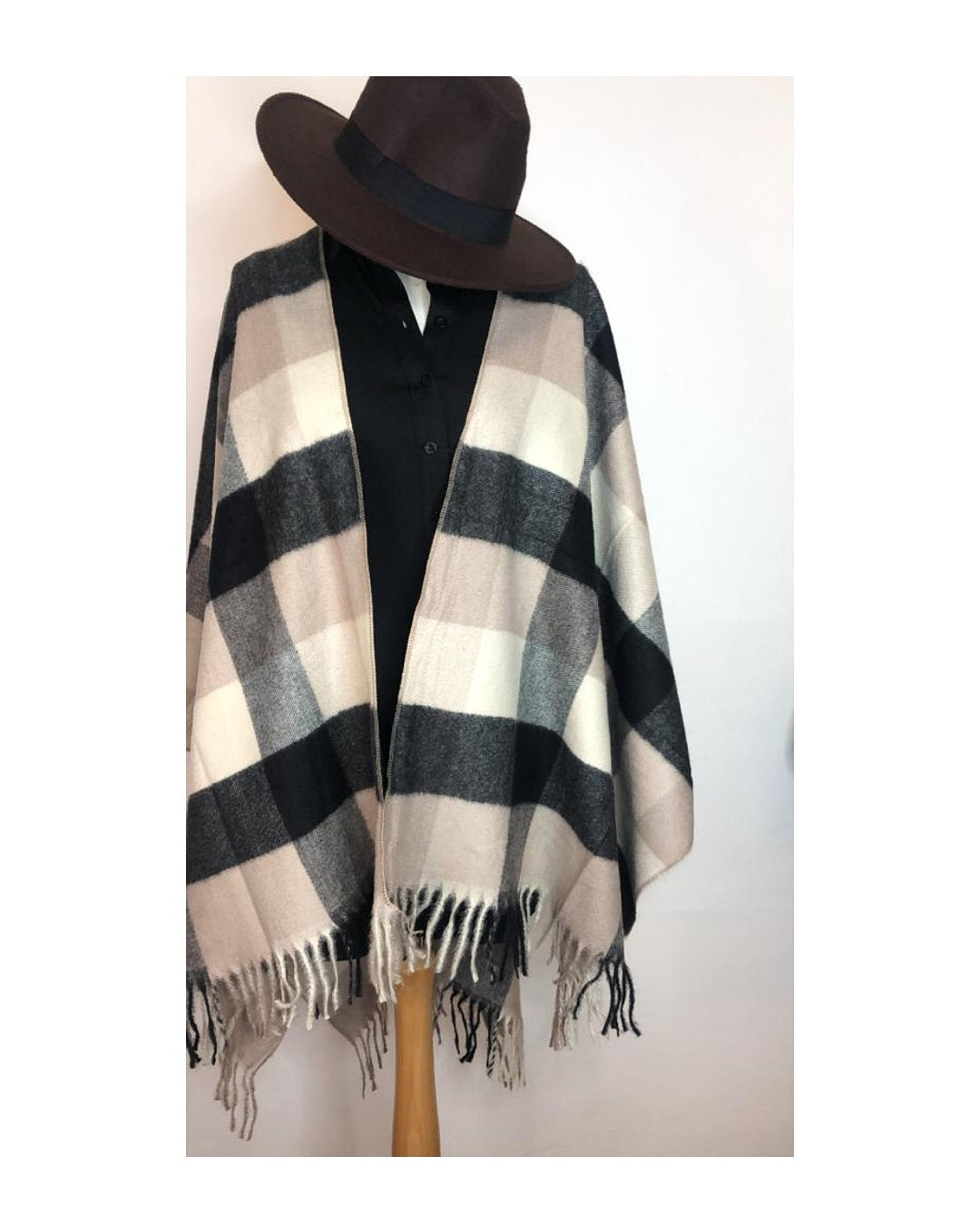 Mantella con frange 70% viscosa 30% lana!