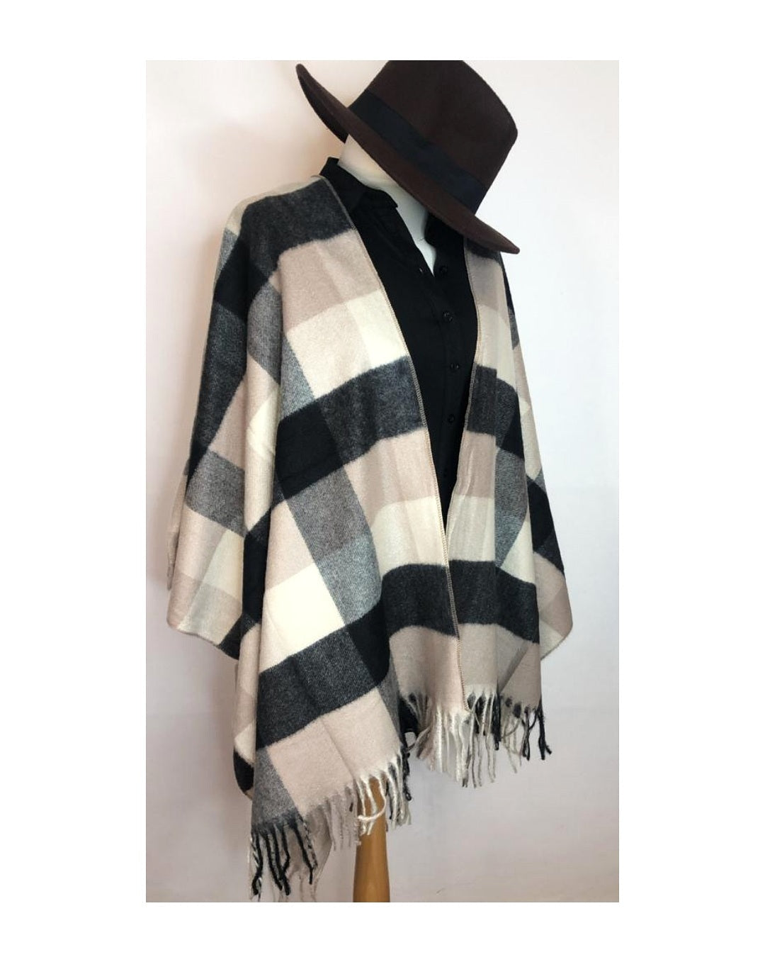 Mantella con frange 70% viscosa 30% lana!