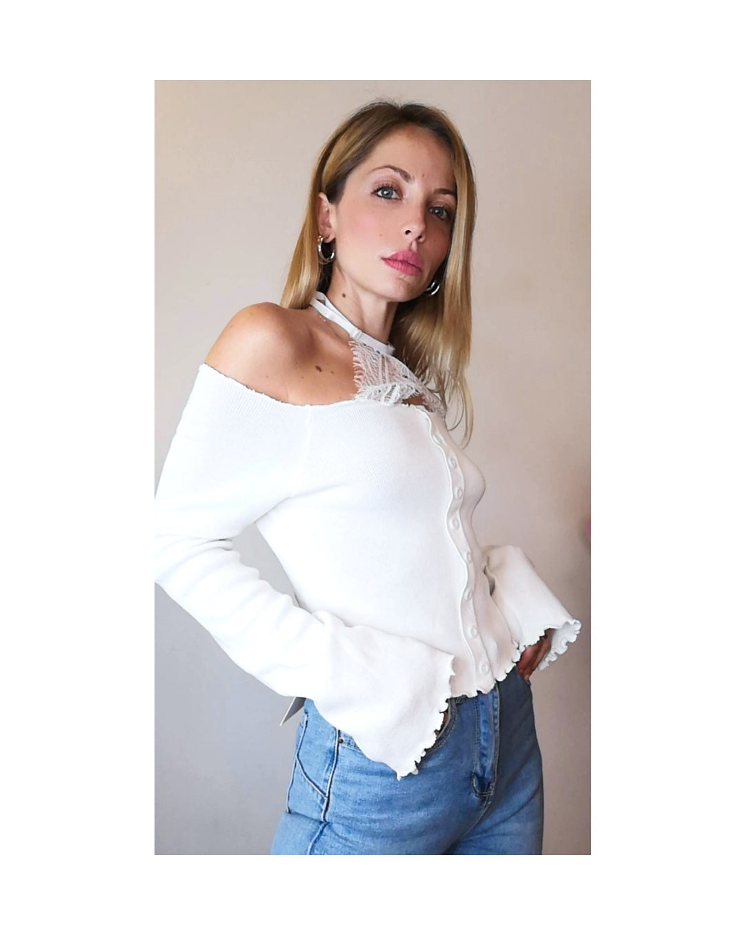 Long sleeve shirt with lace neckline: WHITE!